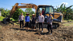 Polres Pelabuhan Tanjungperak Datangkan Alat Berat Bantu Petani Olah Lahan Pascapanen