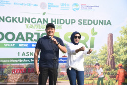 Bupati dan Wakil Bupati Sidoarjo Kompak Tanam Pohon