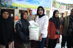 Wabup Mimik Salurkan Bantuan Pangan Untuk 594 KPM di Kecamatan Candi