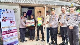 Kapolres Pasuruan Blusukan ke Rumah Warga Kurang Mampu di Lumbang, Salurkan Bansos dan Layanan Kesehatan Gratis
