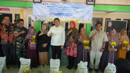 Libur 1 Muharram, Bupati Sidoarjo Salurkan Bantuan Pangan untuk 934 Warga  Sukodono