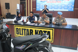 Polres Blitar Kota Amankan Tiga Tersangka Perampasan Modus Jebak Korban Lewat Aplikasi Kencan