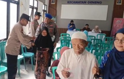 Tuai Pujian, Aksi Humanis Polsek Geneng Bantu Lansia yang Antri Terima PKH Plus di Ngawi