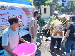 Polres Pelabuhan Tanjung Perak Salurkan Air Bersih untuk Warga di HUT Bhayangkara ke-80