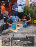 Gotong Royong Pembuatan Tempat Pilah Sampah Dihadiri oleh Lurah Rungkut Kidul dan Sosialisasi Perlinsos di RW 06