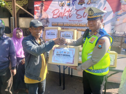 Peduli Sesama di HUT Bhayangkara ke-80, Polres Pelabuhan Tanjung Perak Bagi Sembako dan Bhakti Religi