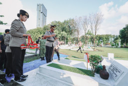 Polda Jatim Ziarah dan Tabur Bunga di TMP, Kenang Jasa Pahlawan Jelang Hari Bhayangkara ke-80