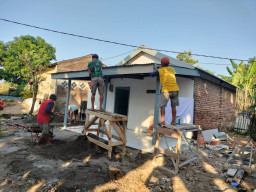 Semangat Bergotong Royong, Lapas Kelas I Madiun Laksanakan Bedah Rumah untuk Masyarakat Sekitar