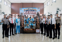Taruna Akpol Tingkat III Sosialisasikan Call Center 110 dan Bahaya Kenakalan Remaja di SMAN 1 Kediri Kota