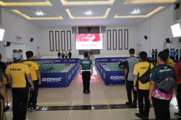 Adu Ketangkasan di Meja Hijau, Personel Polrestabes Surabaya Meriahkan Turnamen Tenis Meja Hari Bhayangkara ke-80