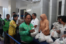 Berbagi Kebahagiaan, Lapas Kelas I Madiun Bagikan Bantuan kepada Warga Sekitar