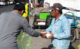 Kejari Sampang Gelar "Jumat Berkah", Bagikan Ratusan Nasi Kotak untuk Tukang Becak di Jalan Protokol