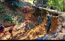 Gotong Royong Kodim 0828/Sampang dan Warga Percepat Pembangunan Jembatan Perintis Garuda