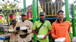 Sinergi Kejari dan Media Sampang, Kajari Muchamad Iqbal Gelar Aksi 'Jumat Berkah' Bagi Nasi Kotak ke Tukang Becak