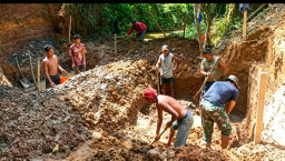 Kebut Pengurukan Jembatan Garuda, Babinsa dan Warga Tlambah Sampang Kompak Gotong Royong