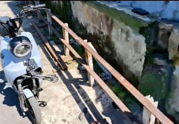 Rem Blong, Motor Listrik Satu Keluarga Tabrak Besi Pembatas di Jalan Merapi Sampang