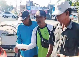 Momentum Bulan Muharram, Kejari Sampang Konsisten Gelar Jumat Berkah Bagikan Nasi Kotak ke Tukang Becak