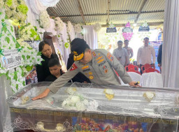 Pengabdian Tak Dilupakan, Kapolda Sulut Hormati Jasa Almarhum Briptu Excel Mamuli dengan Mengunjungi Rumah Duka