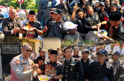 Aksi Prank Warnai Hari Bhayangkara ke-80: AMI Datangi Tiga Markas Polri di Surabaya