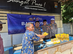 Peringati Hari Bhayangkara ke-80, Polsek Pabean Cantikan Bagikan Sembako untuk Warga dan Jukir