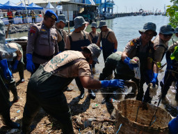 Sinergi Bersih - bersih Pantai, Polres Gresik Wujudkan Indonesia ASRI