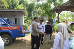 Empati Tanpa Batas, Polres Bondowoso Bantu Keluarga Bayi Kembar yang Kehilangan Ibu