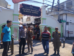 Patroli Harkamtibmas Polsek Semampir Jaga Keamanan Kawasan Wisata Religi Sunan Ampel