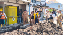 Sidak Pembangunan Jalan Bluru Kidul, Bupati Subandi Warning Proyek  harus Tepat Waktu