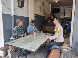 Bhabinkamtibmas dan Babinsa Cangkrukan Bersama Warga Wonokusumo, Imbau Waspada Curanmor dan Penipuan