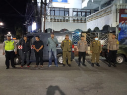 Patroli Dini Hari Polsek Semampir Bersama Satpol PP Sasar Kawasan Perbatasan Rawan Kamtibmas