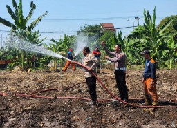 Hadapi Kemarau, Polres Pelabuhan Tanjung Perak Gandeng Damkar Siram Lahan Jagung Ketahanan Pangan