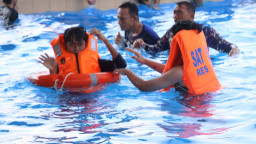 Satpolairud Polres Lamongan Bekali Santri Keterampilan Berenang dan Penyelamatan di Perairan