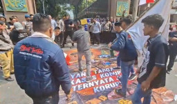 Lempar Telur Busuk ke Spanduk Bergambar Febrie Adriansyah, Aksi AMI Gegerkan Kejati Jatim