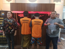 Polrestabes Surabaya Bekuk Dua pengedar, Bohlam Lampu jadi Tempat Sabu