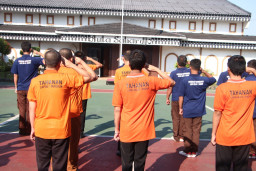 Sikapi Kebijakan Pemindahan Warga Binaan ke Nusakambangan, KA. KPLP pimpin apel penguatan dan pengarahan