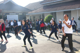 Langkah Sehat Menuju Pembinaan Berkualitas, Lapas Kelas I Madiun Wujudkan Pembinaan Humanis Lewat Senam Pagi bagi