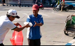 Dandim 0828/Sampang Gelar Aksi Jumat Berkah, Bagikan Nasi Kotak untuk Tukang Becak hingga Tukang Becak