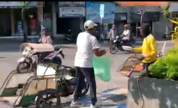 Kejari Sampang Gandeng Media Bagikan Ratusan Nasi Kotak untuk para Tukang Becak di Jalan Protokol