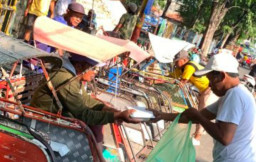 Wujud Sinergi dan Kepedulian, Dandim 0828/Sampang Gandeng Media Lokal Bagikan Nasi Kotak untuk Para Tukang Becak 