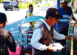 Dandim 0828/Sampang Gelar Jumat Berkah, Bagikan Nasi Kotak untuk Tukang Becak hingga PKL
