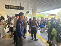 Polsek Kawasan Sunda Kelapa Polres Priok, Berikan Pelayanan dan Pengamanan  Wisatawan ke Kepulauan Seribu.