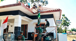 Bahu-membahu, Satgas TMMD Kodim 0828/Sampang dan Warga Bongkar Atap Pustu Panyepen
