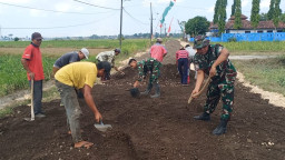 Sambut Pengecoran Jalan, Satgas TMMD 0828/Sampang dan Warga Tuntaskan Perataan Agregat