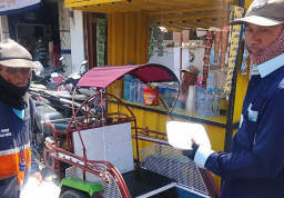 Kodim 0828/Sampang Bagikan Nasi Kotak untuk Tukang Becak dan Parkir di Jumat Berkah