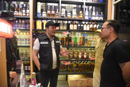 Bupati Tutup Tiga Toko Miras 