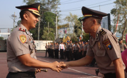 Berdedikasi Tinggi Sepanjang Masa Dinas, Anggota Polres Trenggalek Terima Kenaikan Pangkat Pengabdian