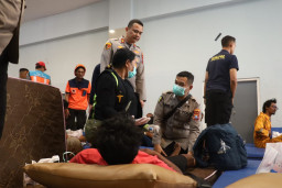 Kapolres Pelabuhan Tanjung Perak Turun Dampingi Korban, Pastikan Penanganan Kebakaran KM Mutiara Sentosa 2 Maksimal