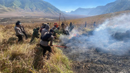 Polres Probolinggo Terjunkan Personel Bantu Padamkan Kebakaran Hutan di Gunung Bromo