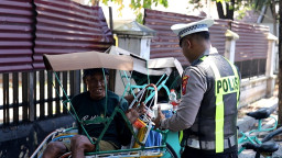 Susuri Jalanan Kota, Satlantas Polres Gresik Tebar Kebaikan Lewat Jumat Berkah Berbagi