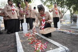 Wabup Mimik Pimpin Ziarah Makam Pahlawan, Teguhkan Semangat  Pengabdian di Hari Pramuka ke-65
